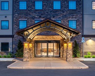 King Suite. Free Breakfast. Pool. Gym. Great For Business Travelers! - Hillsboro - Bygning