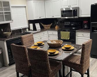 Spacious & amazing lake view with pool. - Brandon - Kitchen