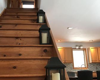 The Cottage on private gated 400 acre Reading Farms Estate - Reading - Stairs
