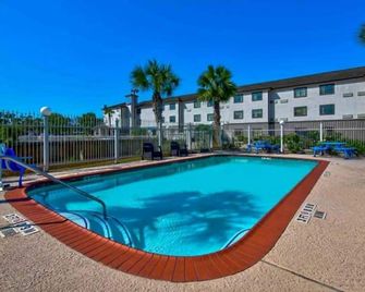OYO Townhouse Beaumont Medical Center Area I-10 - בומונט - בריכה