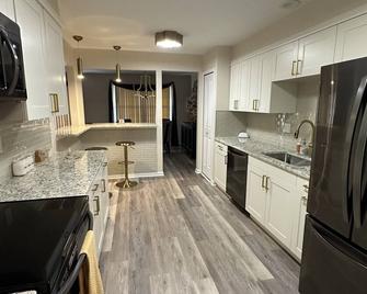 NFL Draft Detroit 2024 weekend hot spot - 20 minutes away from Downtown Detroit - Southfield - Kitchen