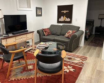Colorado Chalet-'Taste' of Colorado in KS, Private entrance One Bed Suite - Manhattan - Wohnzimmer