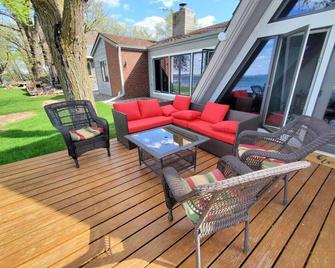 Sandy Beach Retreat on Big Spirit Lake - Spirit Lake - Patio
