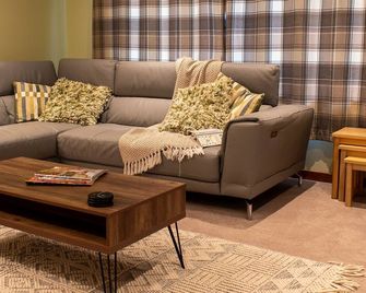 St Machar Pet friendly bungalow with private garden - Fort Augustus - Living room