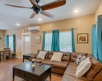 Charming Darien Hideaway with Porch, Near Downtown! - Darien - Living room
