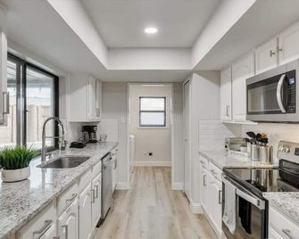 Spacious Bright And Modern Home With Pool - Dallas - Keittiö