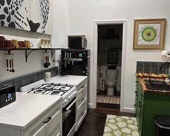 Welcome to The Fahnstock Street Oasis! Just 2 miles from Downtown Mt. Dora - Eustis - Kitchen