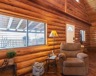 Cozy Modern Log Home with Amazing Backyard/BBQ 3 bd 2 bth - Medford - Sala de estar