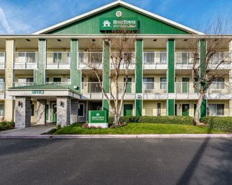 HomeTowne Studios by Red Roof Fresno - West - Fresno - Building