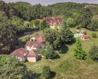 Independent cottage - private terrace - shared swimming pool - Simeyrols - Vista del exterior