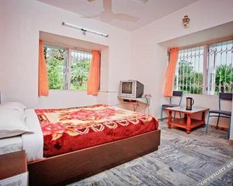 Hotel Blue Valley - Mount Abu - Bedroom