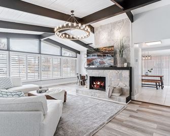 Spacious Mountain Modern Getaway - Hot Tub, Home Theater & Fire Pit - Ogden - Living room