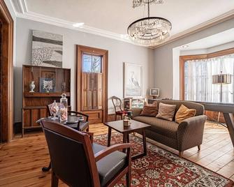 Stunning whole-home rental with character, great for groups, clean + convenient - Dowagiac - Sala de estar