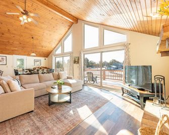 Boones Trail - Swanton - Living room