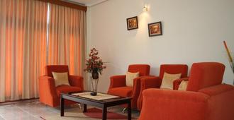 Athaya Hotel Kendari - Kendari - Living room