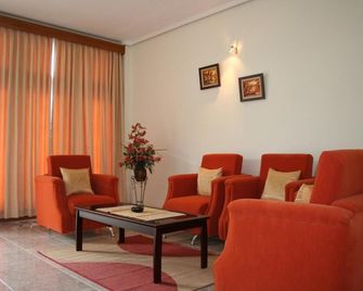 Athaya Hotel Kendari - Kendari - Living room
