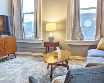 Tanner Bldg Apt 6 - 2 bedroom (Downtown) - Bay City - Living room