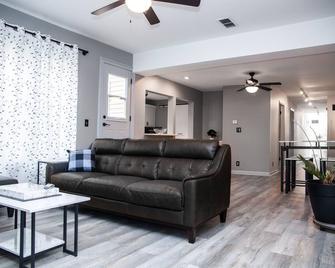 In the heart of downtown St Charles - Saint Charles - Living room