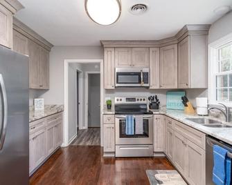Mid Peninsula Sleeps 8. Feels Like Home! - Newport News - Kitchen