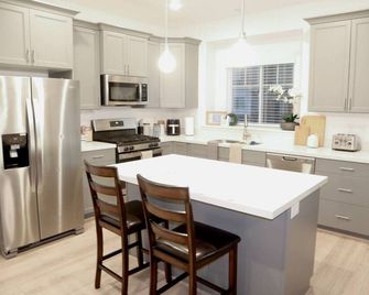 Elevated Urban Retreat • Sleeps 6 + Pet - Riverton - Cocina