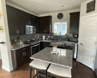 5 minutes to downtown, 10 min to airport. Perfect for couple's retreat - 오스틴 - 주방