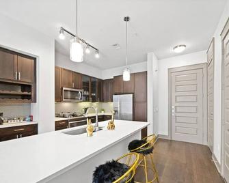Downtown Houston Deluxe King Suite with Spa Amenities, Pool and Free Parking - Houston - Kitchen
