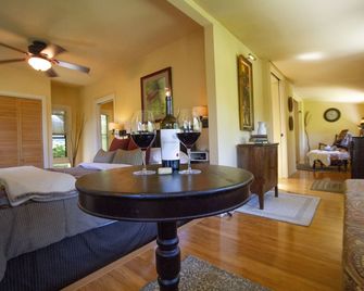The Attic At The Red Chateau - Russian River Wine Valley - Forestville - Living room