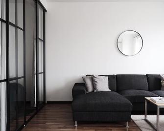 'Hatanpää' - Renovated 1BR Apartment in Historical Building & Central Location - Tampere - Living room