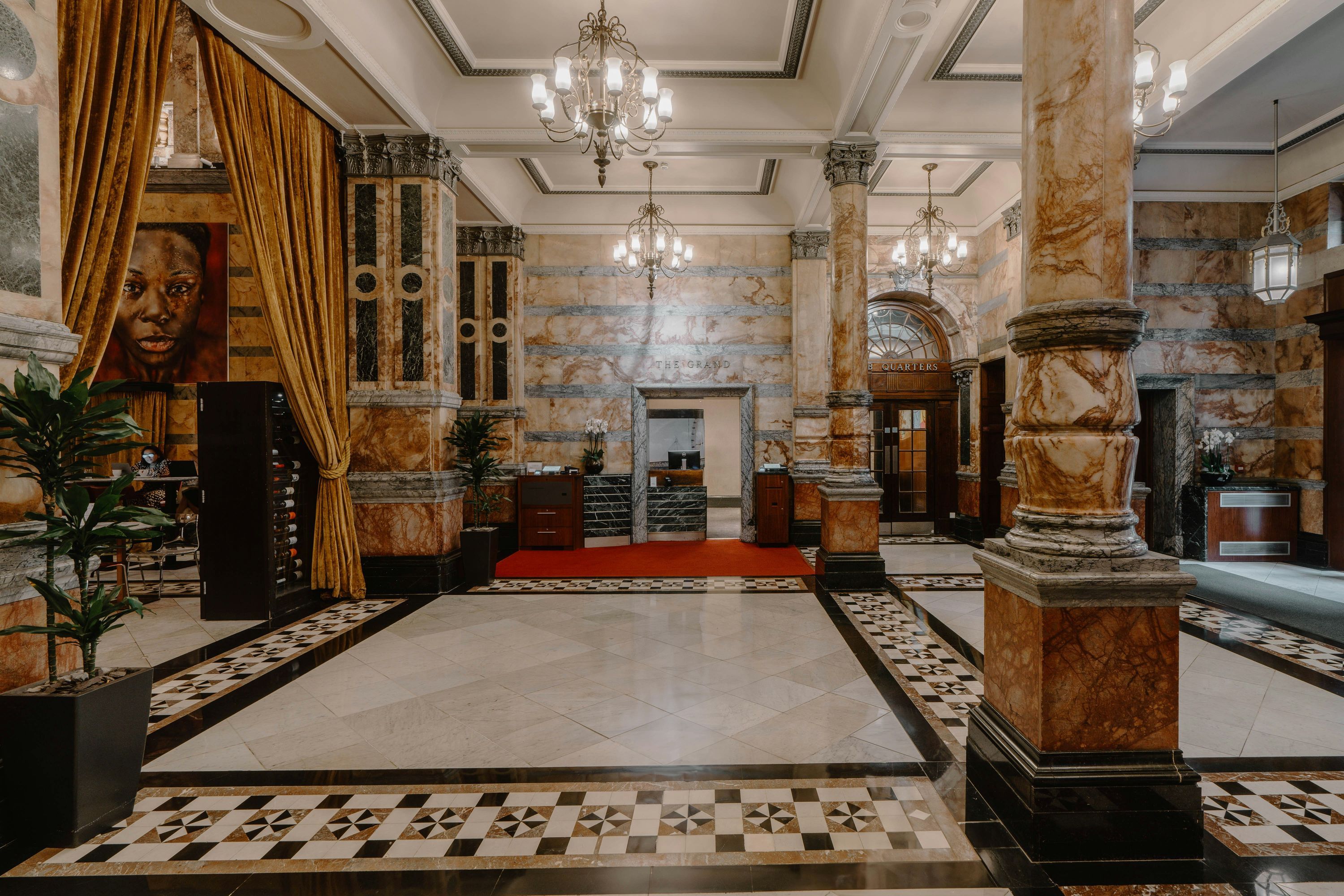 كلوب كوترز هوتل، ترافالغر سكوير