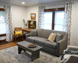 Get away from it all @ The Painter's Cottage - Orrville - Living room
