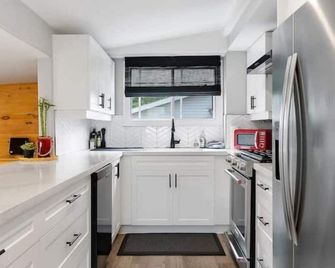 Willow by the Lake - Cayuga - Kitchen