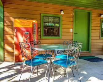Clear River Cabin on Medina - Bandera - Patio
