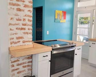 1895 meets 2023 Townhouse. - Hamilton - Kitchen