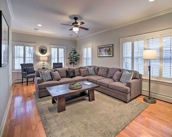 Stunning House w/ Deck, Game Room & Home Gym! - Saratoga Springs - Living room