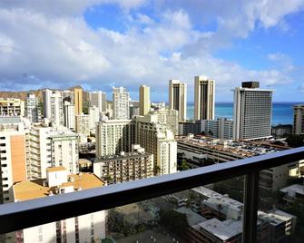 High Floor Ocean View Suite in Central Waikiki! - Honolulu - Balcó