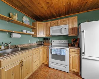 Granite Cabin - Annandale - Kitchen