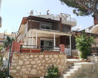 Didim Altinkum Beachfront Luxury Duplex Villa - Didim - Gebouw