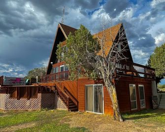 Totten Lake Lodge - Dreamy Desert A-Frame - Cortez - Building