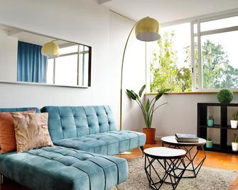 Fantastic apartment well located, Parede Sun Beach - Parede - Living room