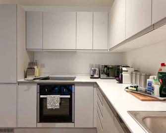 Contemporary 1 Bedroom Apartment in Manchester City Centre - Manchester - Kitchen
