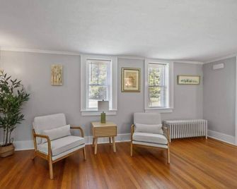 Grand Country Estate with Modern Comforts - Concord - Wohnzimmer