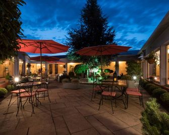 Logis Hôtel Atrium Epinal Golbey - Golbey - Binnenhof