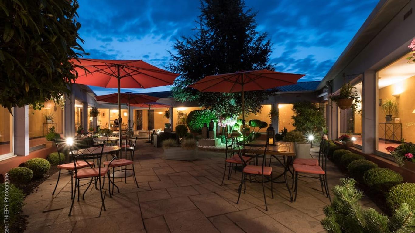 لوجيس أوتل أتريوم