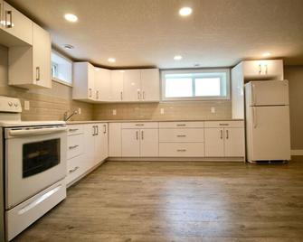 Bright and Beautiful Southside Basement Suite - walking distance to hospital and - Lethbridge - Kuchyň