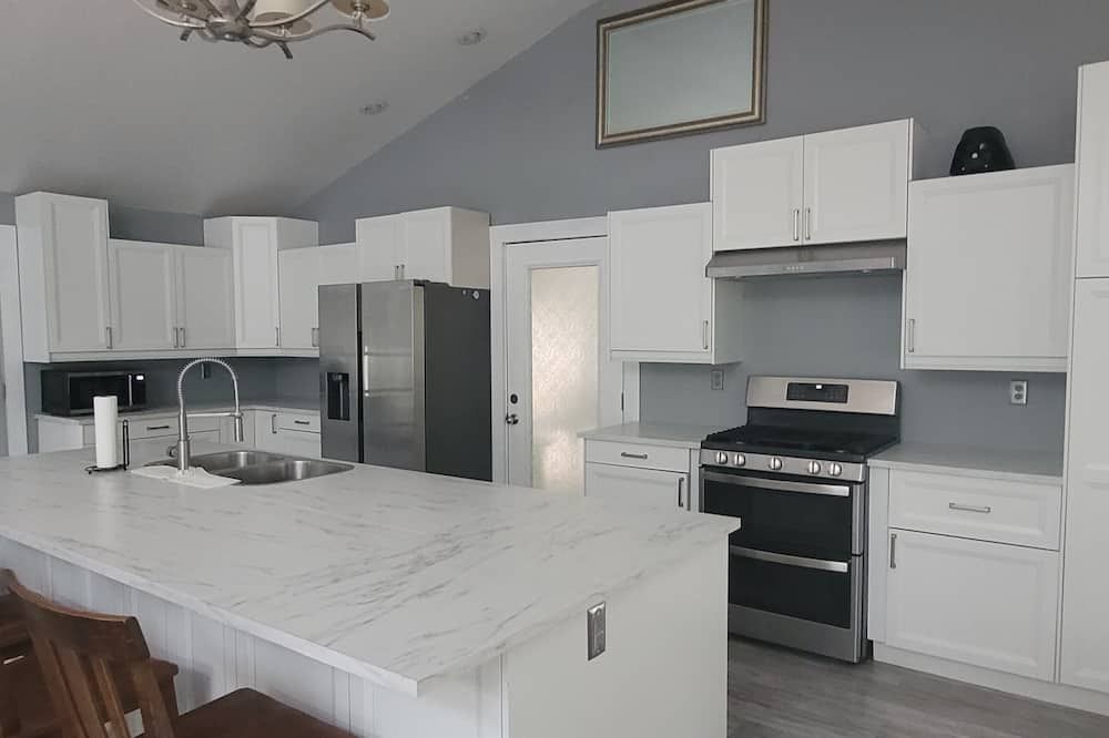 Huge Home, Sleeps 24, Hot Tub, Pool Table - Harrisonville - Küche