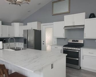 Huge Home, Sleeps 24, Hot Tub, Pool Table - Harrisonville - Kitchen