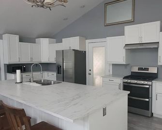 Huge Home, Sleeps 24, Hot Tub, Pool Table - Harrisonville - Küche