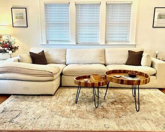 Charming 2 bedroom home centrally located near ISU and Rose Hulman - Terre Haute - Living room