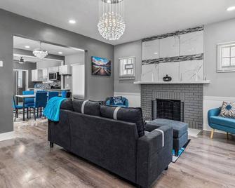 Tarquatic Dreamsicle/jet tubs/movie screen/fire place/game rm/exercise rm/ - Gary - Living room