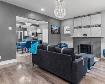 13mins from Beach/jet tubs/projector screen/fire place/game rm/exercise rm/ - Gary - Sala de estar